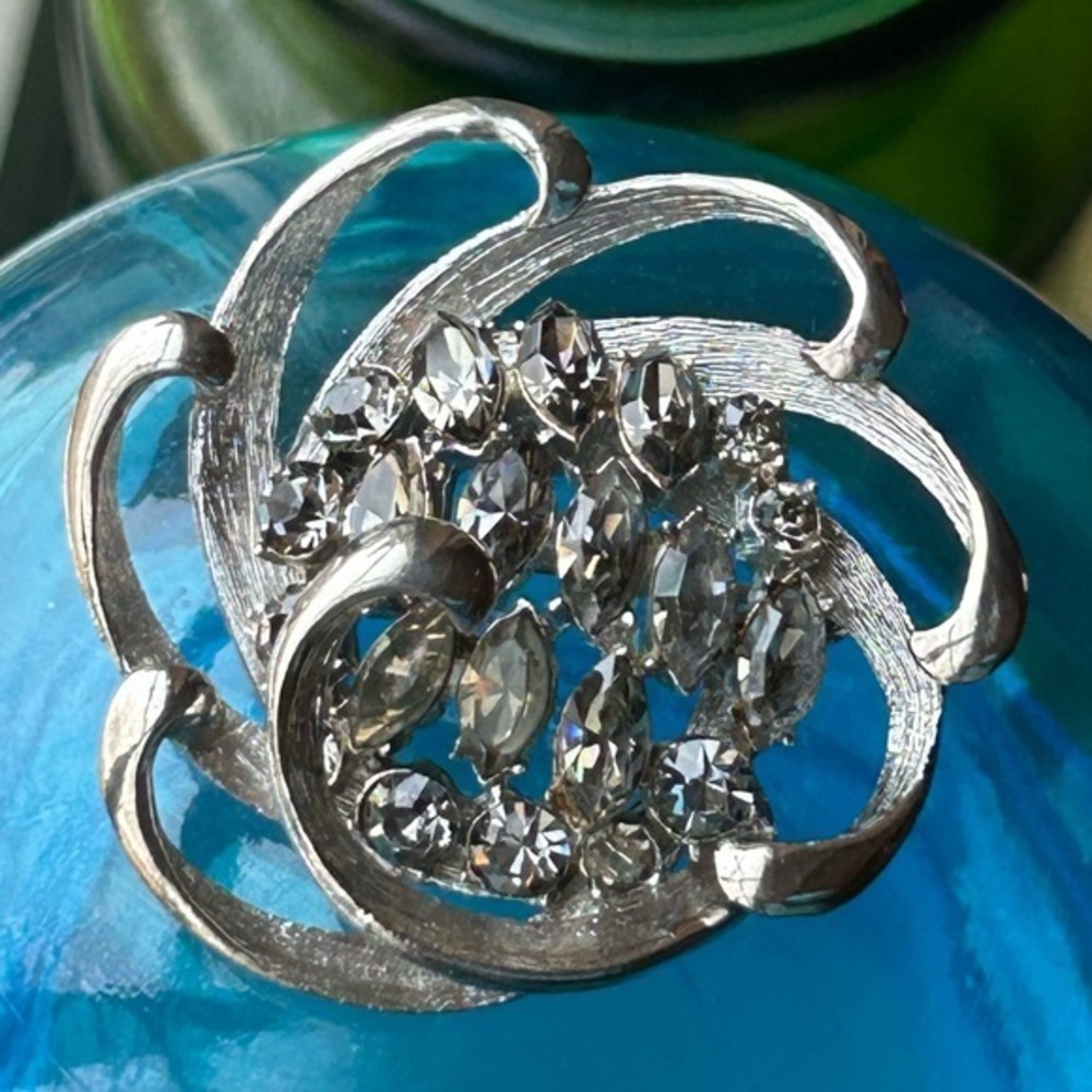 Vintage B.S.K. 1950’s Flower Swirl Champagne Rhinestone Silver Toned Brooch